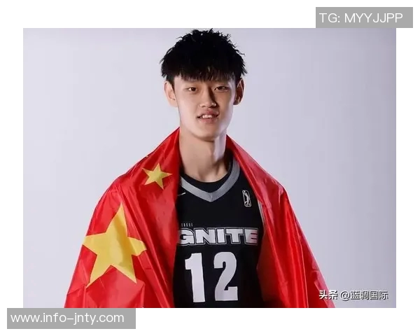 曾凡博亮相澳门布鲁克林篮网全队正式抵达开启新征程